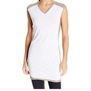 NwOT..Blanc noir v neck tunic